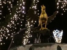 Der Marktbrunnenadler in weihnachtlichem Glanz