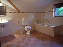 Großzügiges Badezimmer mit Badewanne